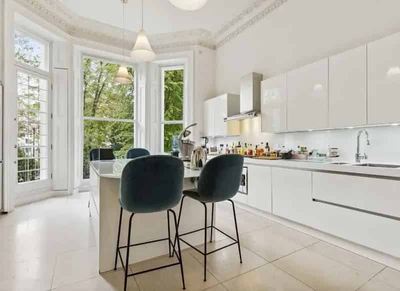 Exceptional 3-Double Bedroom Flat in Italianate Villa 1871 sq ft