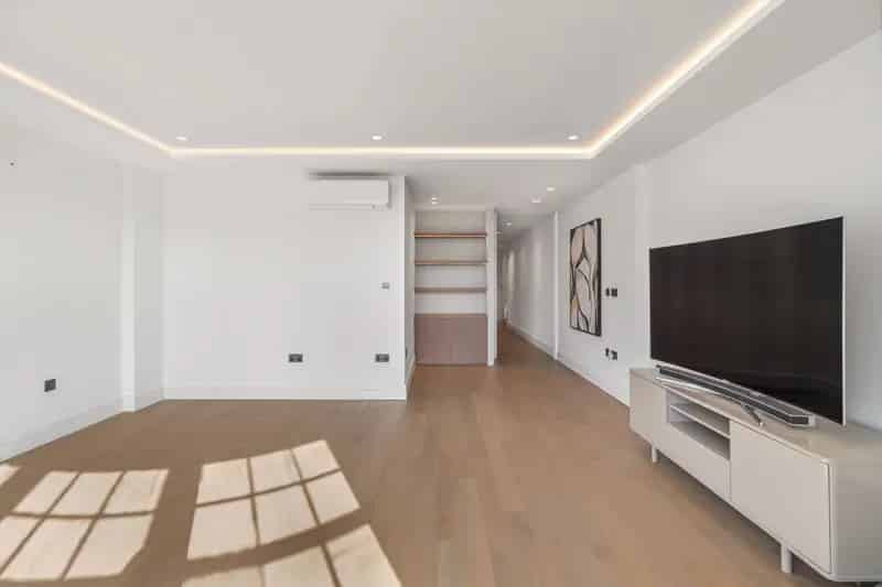 Mayfair Two-Bedroom Apartment - Recently Renovated