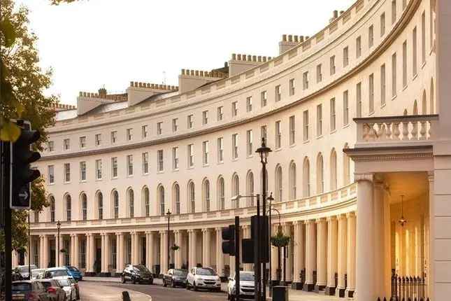 Luxury Flat to Rent in Regents Crescent London