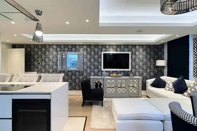 Flat for sale in Richmond Hill, Richmond TW10