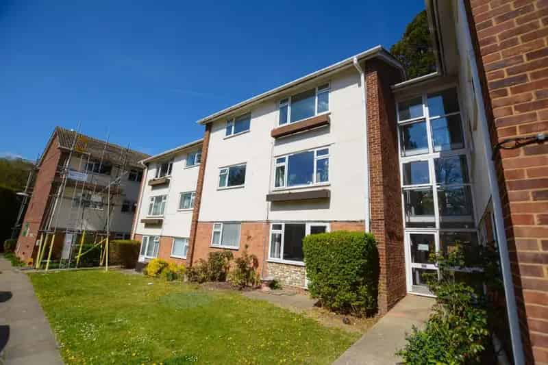 2 Bedroom Apartment with Free Parking Excellent Transport Links