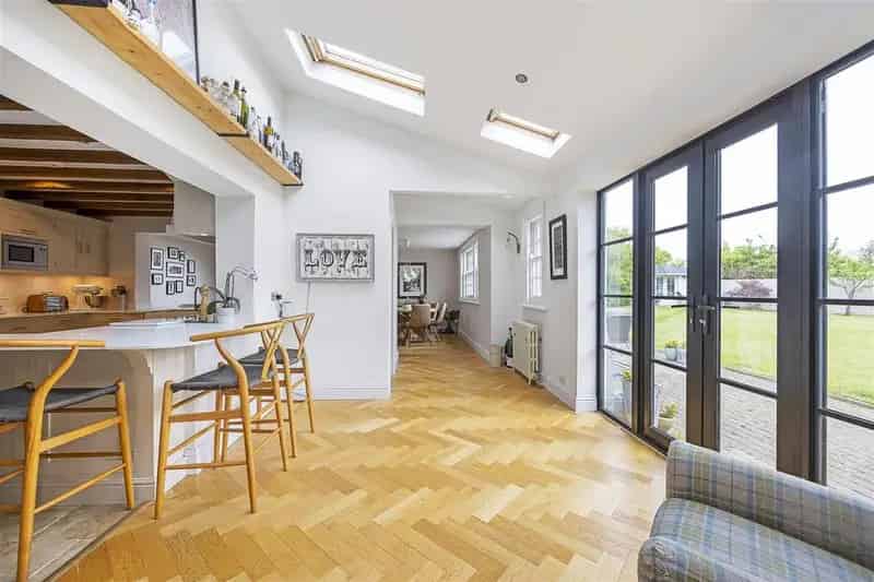 6 Bedroom Detached House for Sale