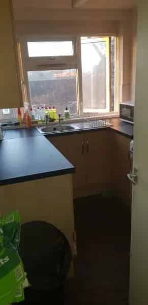 1 Bedroom Flat Near Town Centre with Parking