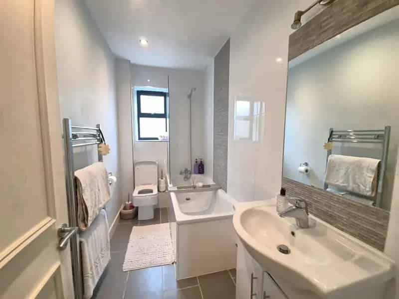 2 Bed Ground Floor Apartment Dunstable Modern Fitted Kitchen Parking