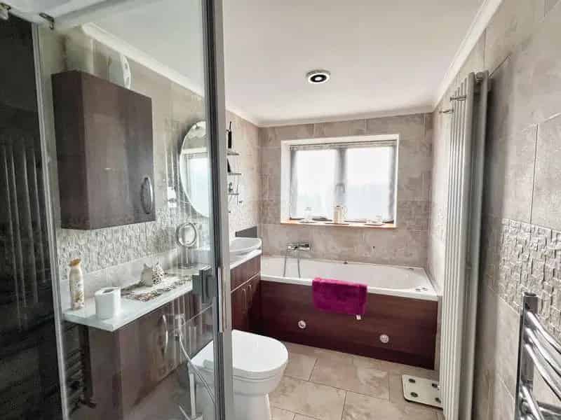 4 Bed Equestrian Property with Stables and Aviaries