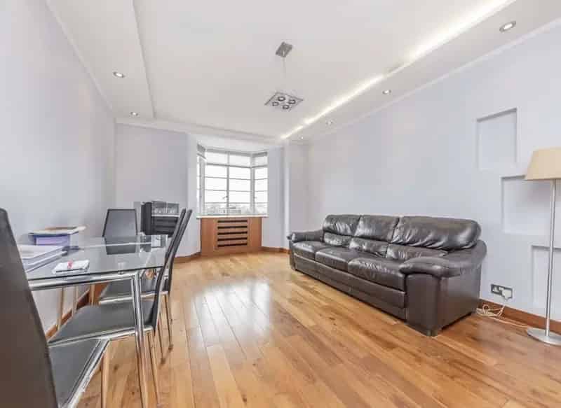 Bright 3-Bedroom Art Deco Flat NW3