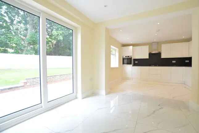 Detached House for Rent in Harrow HA3