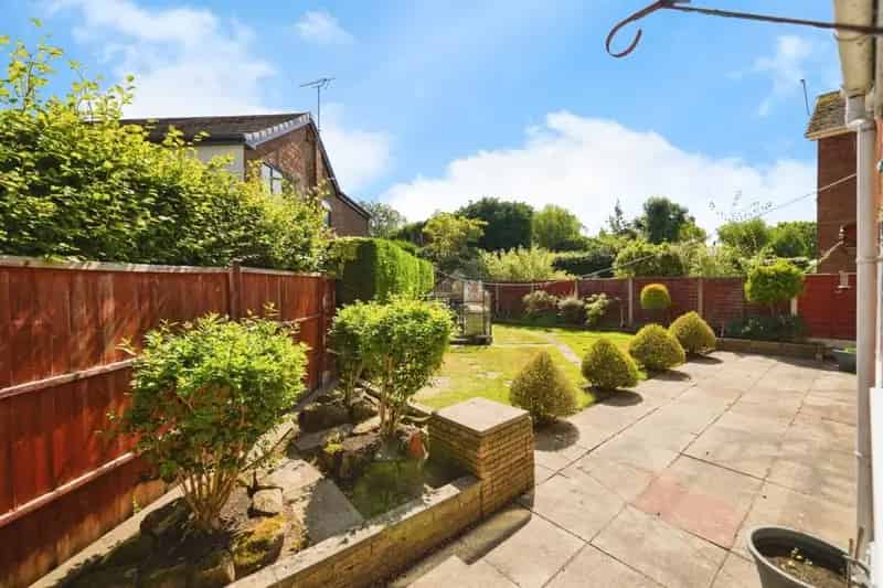 3 Bed House with Garden Driveway and Garage