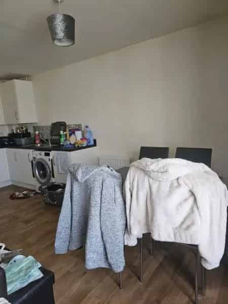 Large Ground Floor One Bedroom Flat Near Amenities and Train Station