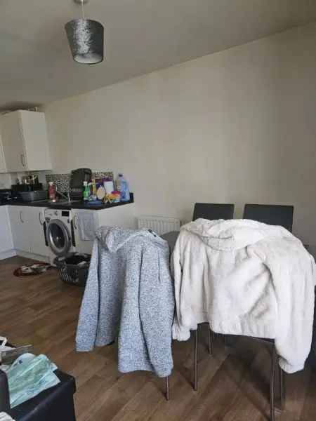 Large Ground Floor One Bedroom Flat Near Amenities and Train Station