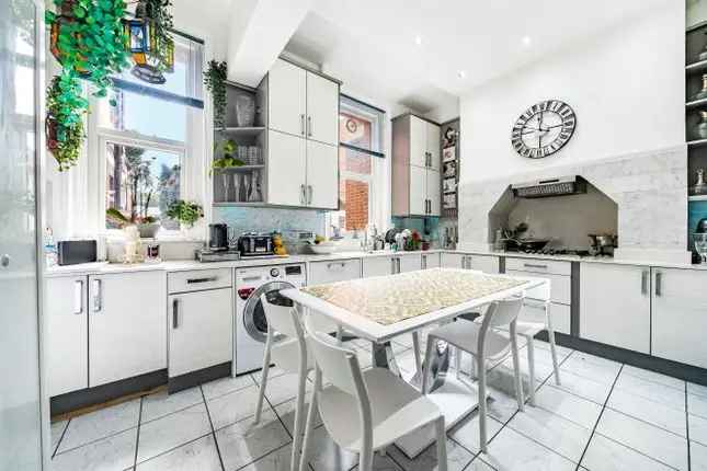 Flat for sale in Brook Green, London W6