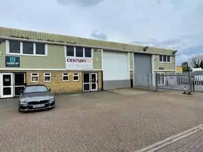 Warehouse Unit For Rent - 6m Eaves, Loading Door, Parking
