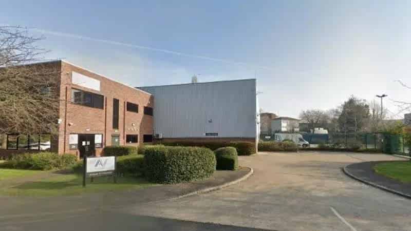 Modern Industrial Warehouse 2.43 Acres 4 Loading Doors Fitted Offices