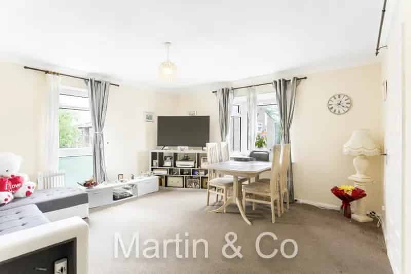 2 bedroom Flat
 For Sale