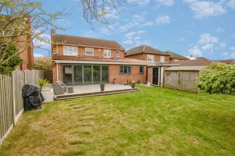4 Bed Detached House for Sale in Wigginton