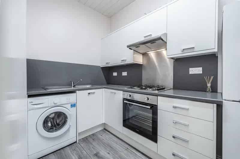 2-Bedroom Shawlands Apartment Near Crossmyloof Station