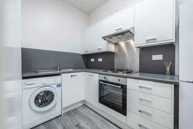 2-Bedroom Shawlands Apartment Near Crossmyloof Station