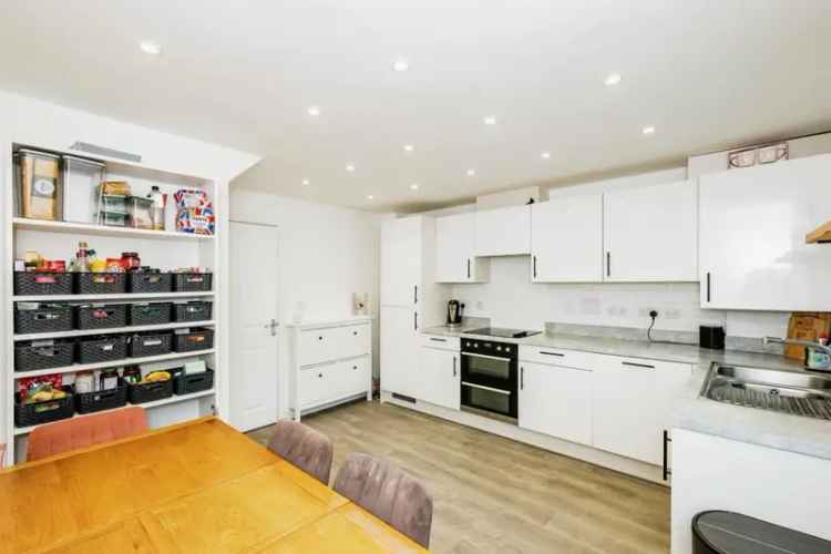 4 Bedroom Townhouse Modern Family Home Low Maintenance Garden