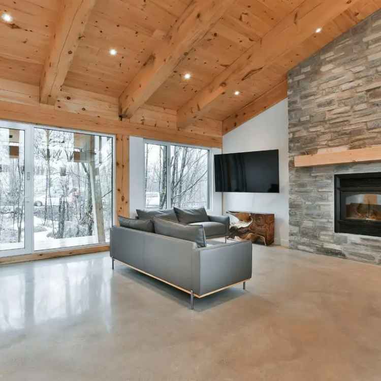 Luxury Post and Beams Home Near Saint-Sauveur