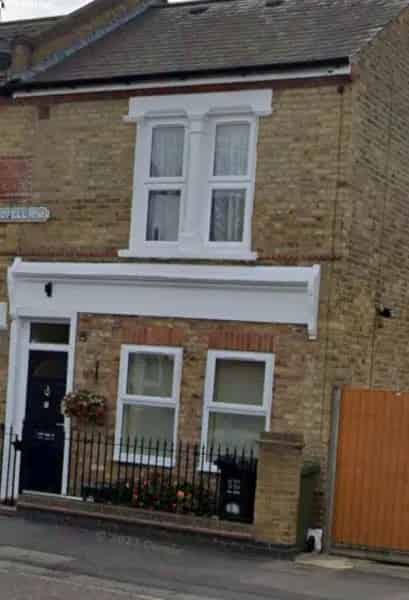 End of Terrace House Near Amenities and Schools
