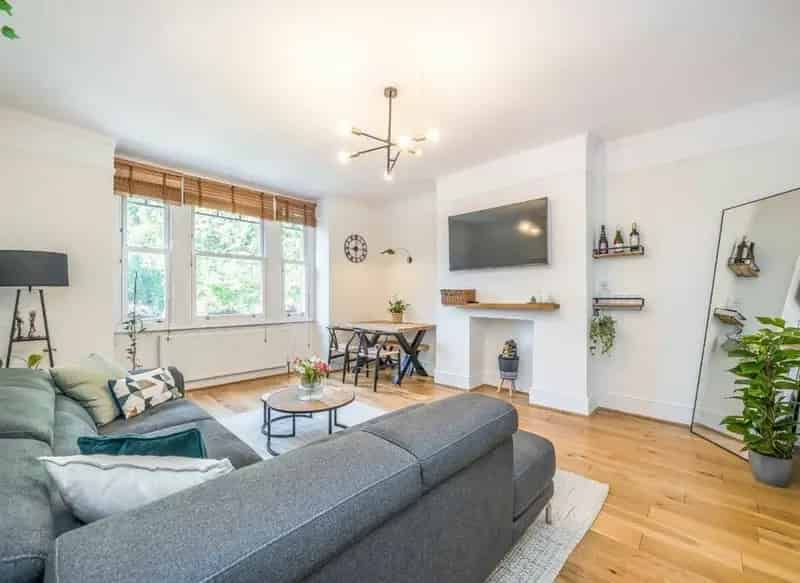 Two Double Bedroom Victorian Flat with Off-Street Parking Near Tulse Hill