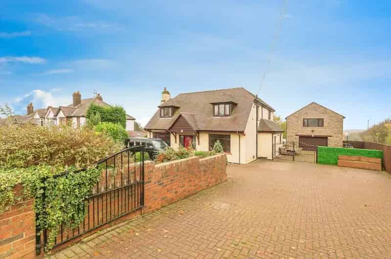 6 bedroom Detached House for sale, Tingley, West Yorkshire, WF3