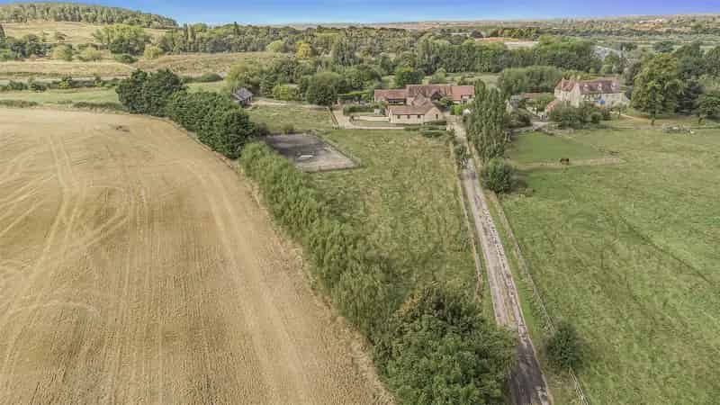 3 Bedroom Barn Conversion with Stables and Paddock