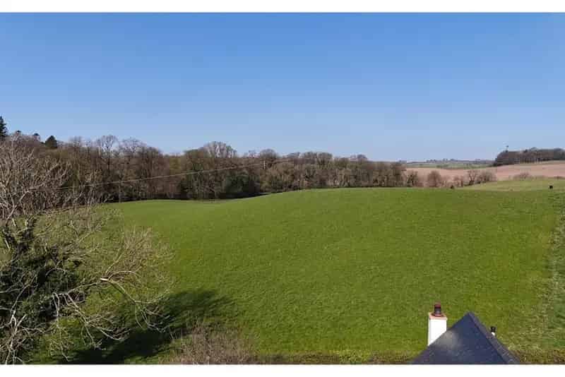 6 Bed House with 4 Reception Rooms and 2 Detached Cottages
