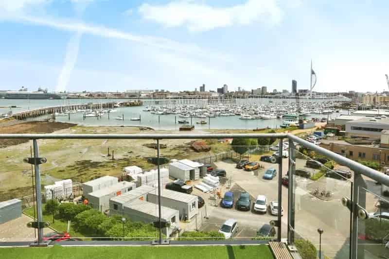 Penthouse Apartment in Sanderling Lodge Portsmouth Harbour Views
