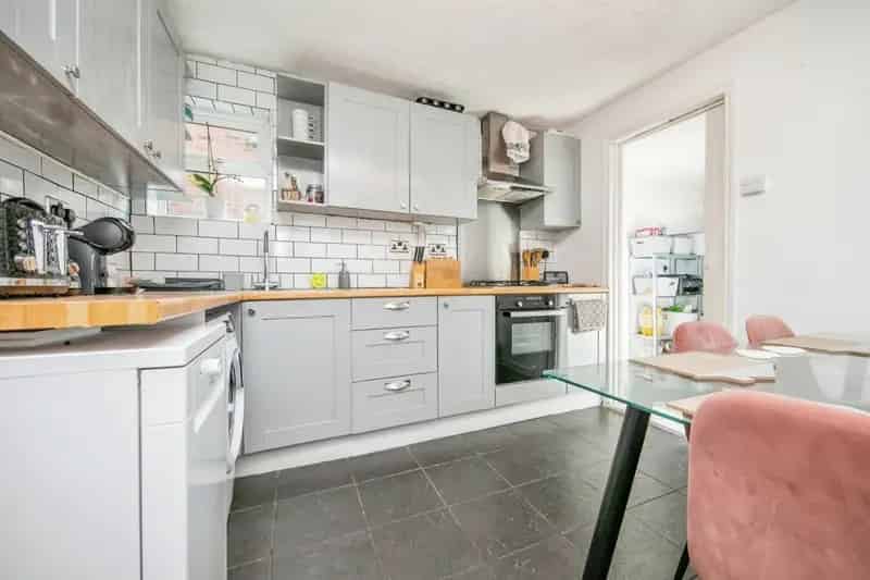 Three Bedroom Semi-Detached House with Parking and Garden