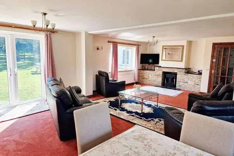4 Bed Detached House with Indoor Pool and 2.5 Acres