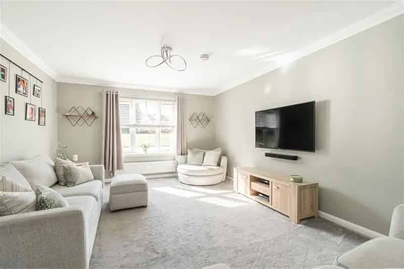 4 Bed Detached House with 2 Reception Rooms and Outdoor Office