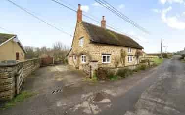 Grade II Listed Thatched Cottage with 3 Reception Rooms and 3 Double Bedrooms