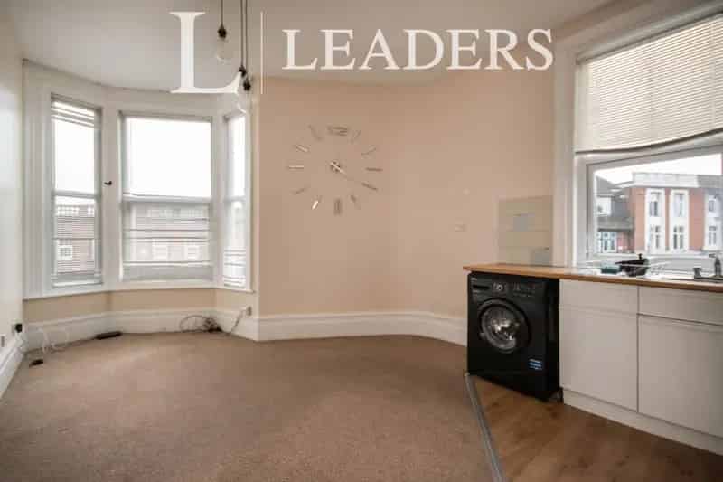 1 Bedroom Flat Holdenhurst Road No Deposit Available Now