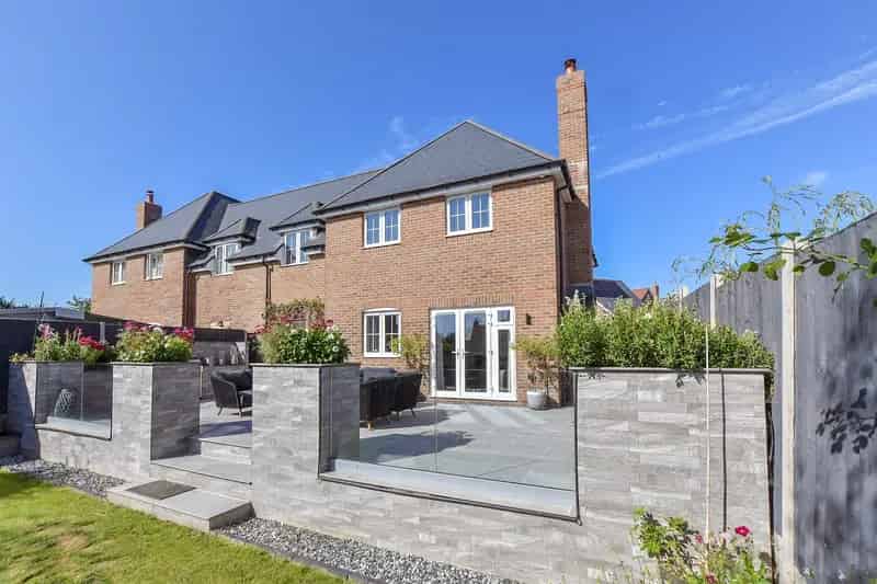 4 Bedroom Link Detached House for Sale in Headcorn