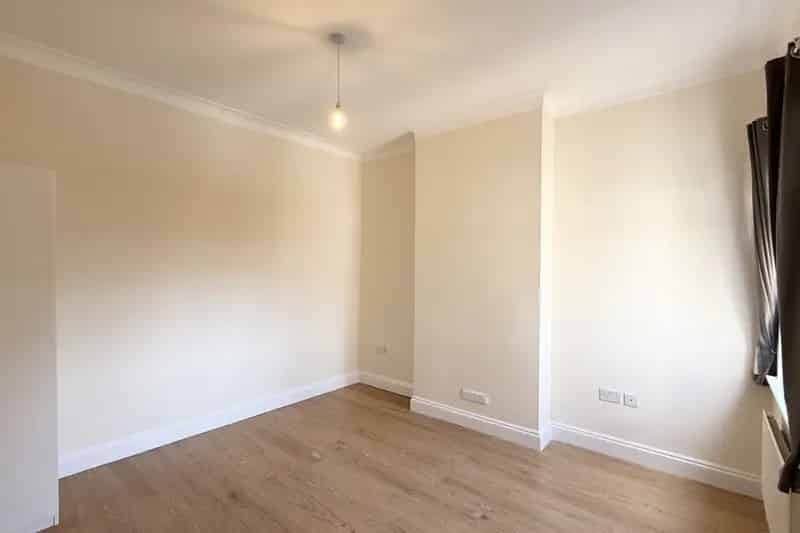 2-Bedroom Flat in Enfield - Family Home Near Transport Links