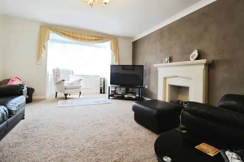 Spacious Family Home with Four Bedrooms and Garage