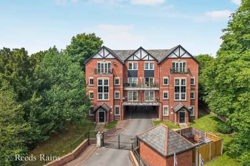 2 Bedroom Flat for Sale Manchester M16