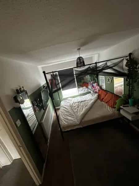 Spacious House with Great Transport Links