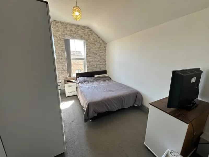 1 bedroom in a house share to rent