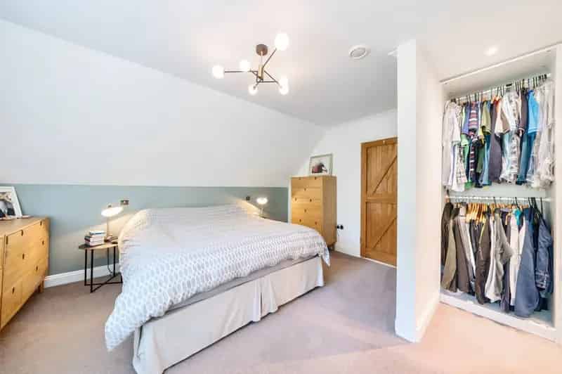 5 Bedroom Detached House for Sale in Bellingdon