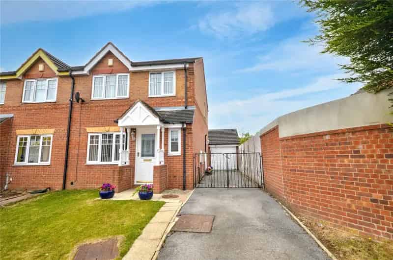 Three Bedroom Semi-Detached Home with Garage and Garden
