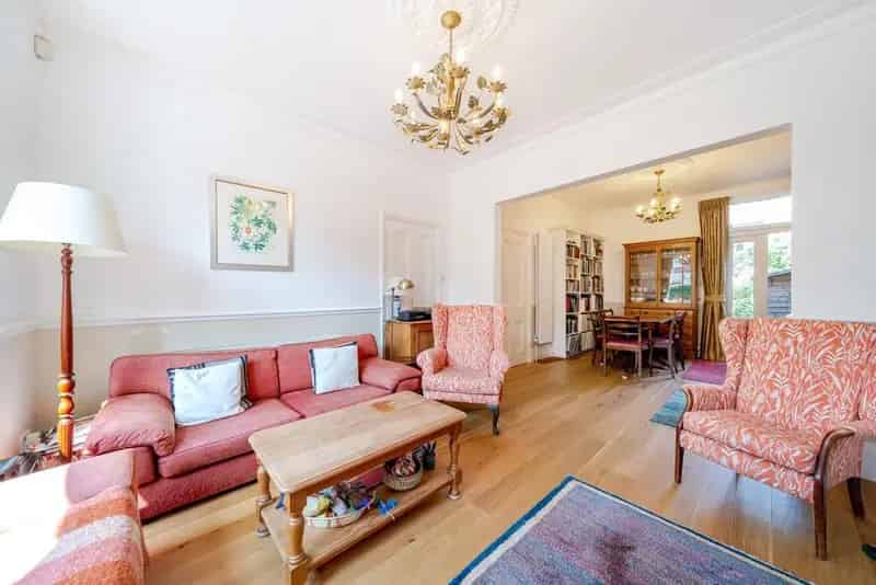 5 Double Bedroom Period Family Home Near River