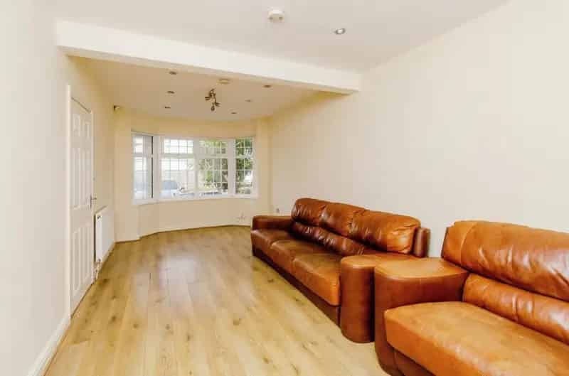 Five Bedroom Semi Detached Family Home No Upward Chain