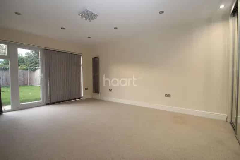 8 Bedroom Detached House for Sale