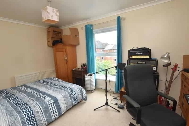 2 Bed Top Floor Flat for Sale Exeter
