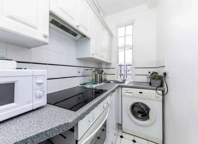 Studio Flat Third Floor Lift Access Good Storage Separate Kitchen
