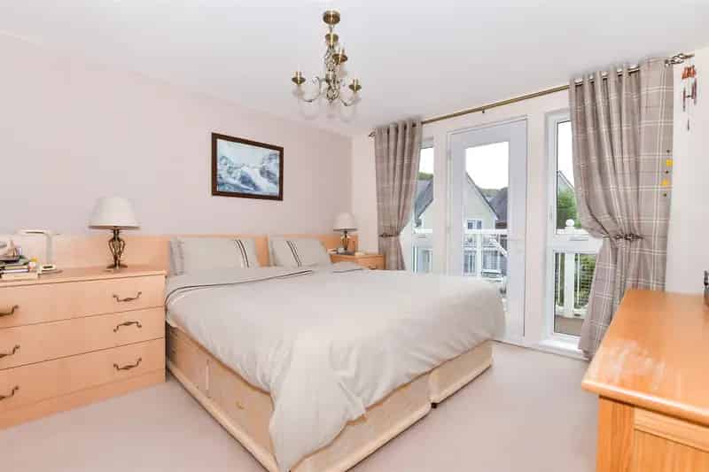 5 Bedroom Detached House for Sale Holborough Lakes