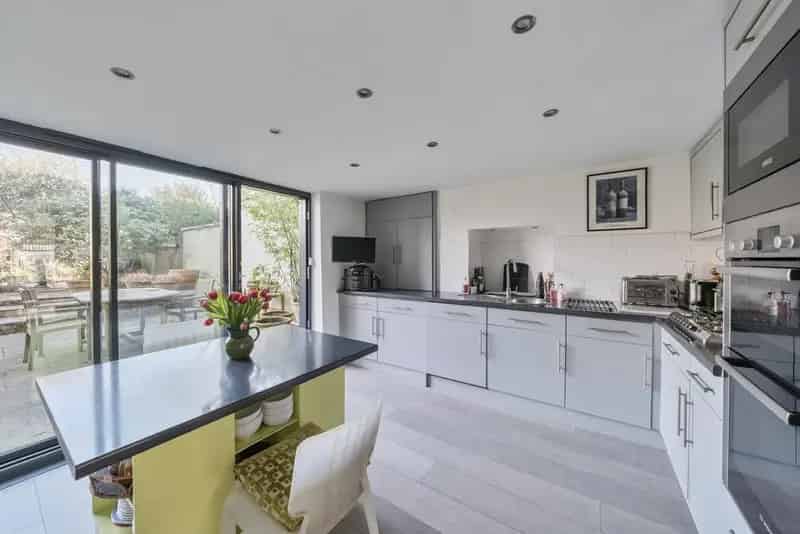 Semi Detached Period Townhouse with Garden and Parking