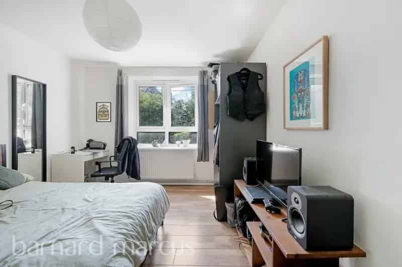 3-Bedroom Flat in Peckham - Modern Living near Peckham Rye Station